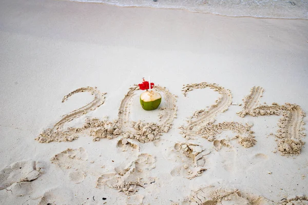 2024 Napisane Białym Piaskiem Tropikalnej Plaży Kokosie — Zdjęcie stockowe