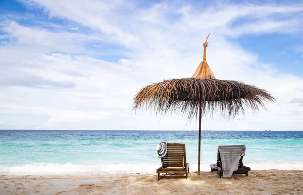 Solstolar Vackra Tropiska Stranden — Stockfoto