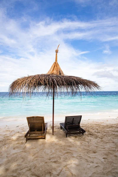 Leżaki Plaży Tropikalnej — Zdjęcie stockowe