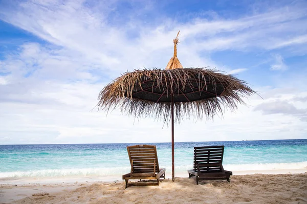 在美丽的热带海滩沙滩椅 — 图库照片
