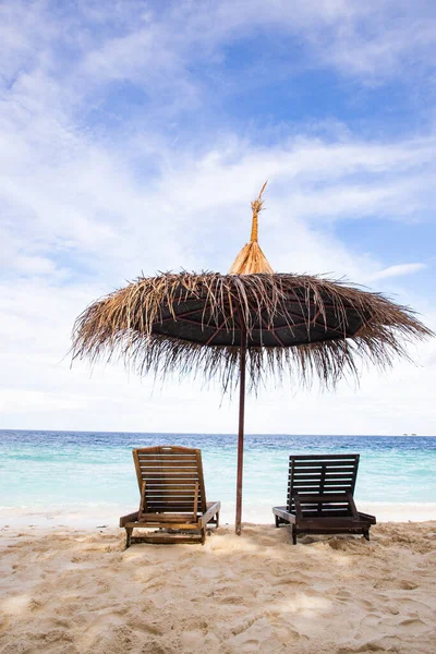 Sedie Spiaggia Sulla Bellissima Spiaggia Tropicale — Foto Stock