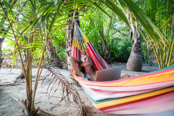 Mulher Trabalhando Laptop Praia Exótica — Fotografia de Stock