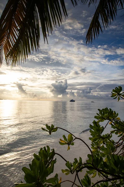 熱帯の島の海に沈む素晴らしい夕日 — ストック写真