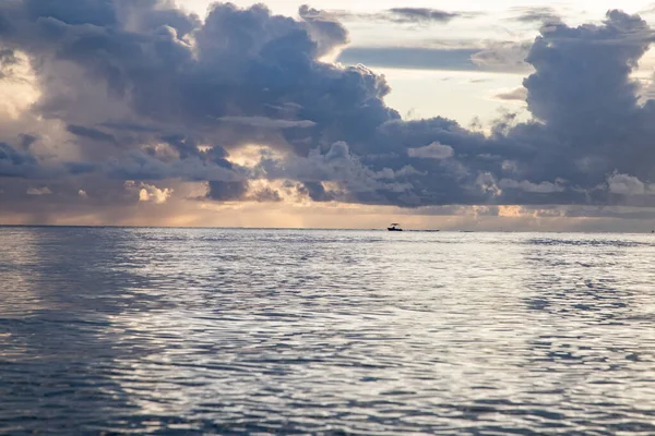 Geweldige Zonsondergang Boven Zee Een Tropisch Eiland — Stockfoto