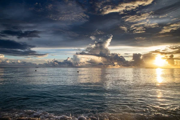 Geweldige Zonsondergang Boven Zee Een Tropisch Eiland — Stockfoto