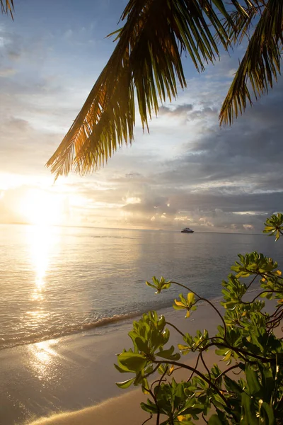 Niesamowity Zachód Słońca Nad Morzem Tropikalnej Wyspie — Zdjęcie stockowe