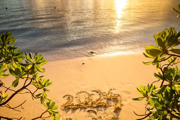 2024 Tropikal Bir Adada Kumla Yazılmış — Stok fotoğraf