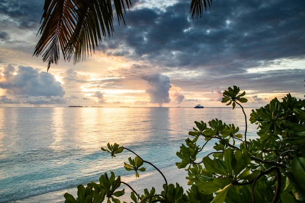 Niesamowity Zachód Słońca Nad Morzem Tropikalnej Wyspie — Zdjęcie stockowe