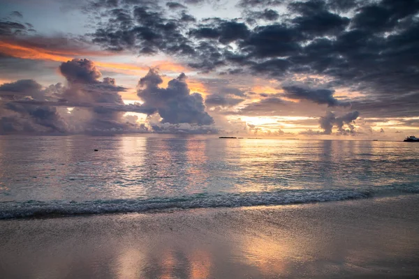 Erstaunlicher Sonnenuntergang Über Dem Meer Auf Einer Tropischen Insel — Stockfoto
