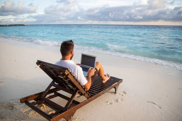Férfi Dolgozik Laptop Trópusi Strandon — Stock Fotó
