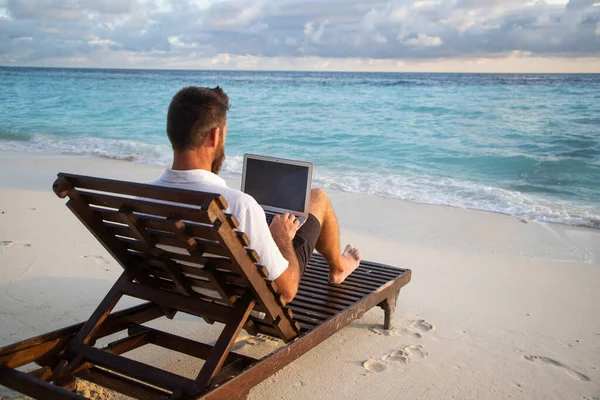 Человек Работает Ноутбуке Тропическом Пляже — стоковое фото