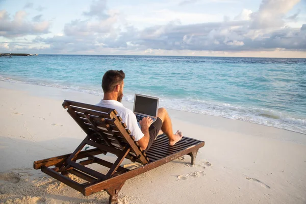 Людина Працює Ноутбуці Тропічному Пляжі — стокове фото