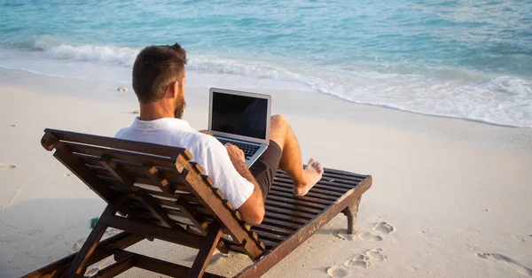 Homem Trabalhando Laptop Praia Tropical — Fotografia de Stock