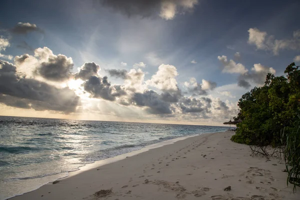 Schöner Exotischer Tropischer Strand Und Stürmische Wolken — Stockfoto
