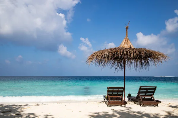 Leżaki Plaży Tropikalnej — Zdjęcie stockowe