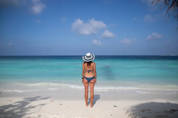 Mujer Relajante Hermosa Playa Tropical — Foto de Stock
