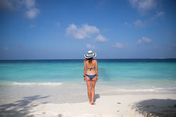 Frau Entspannt Sich Schönen Tropischen Strand — Stockfoto