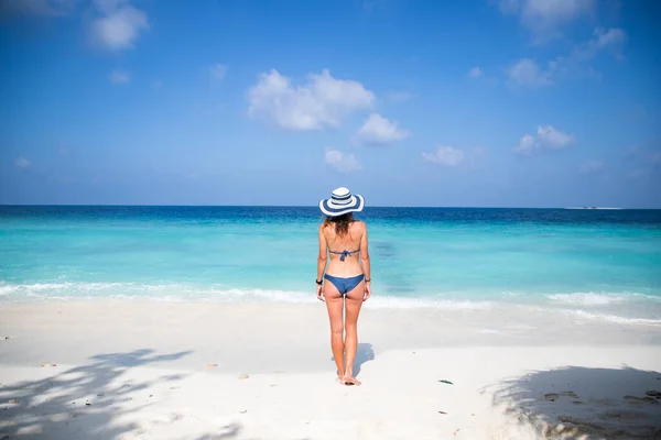 Mulher Relaxante Bela Praia Tropical — Fotografia de Stock