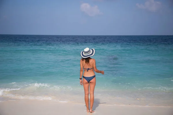 Mujer Relajante Hermosa Playa Tropical —  Fotos de Stock