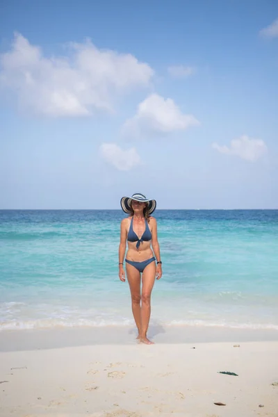 Mulher Relaxante Bela Praia Tropical — Fotografia de Stock
