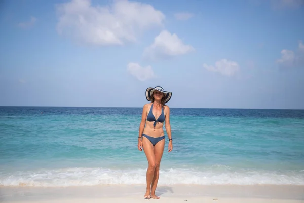 Vrouw Ontspannen Prachtige Tropische Strand — Stockfoto