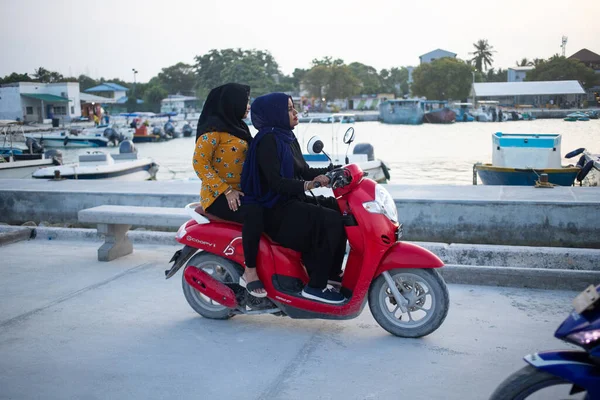 UKULHAS, MALDIVES - HAZİRAN 2023: Ukulhas adasındaki sokak yaşamı, Maldivler