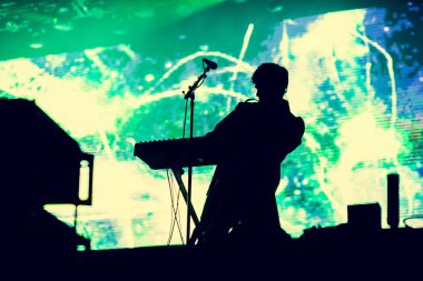 Sahne ışıkları canlı konserinde şarkıcı silueti