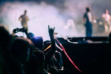 Kalabalık sahne ışıkları canlı konser yaz müzik festivali