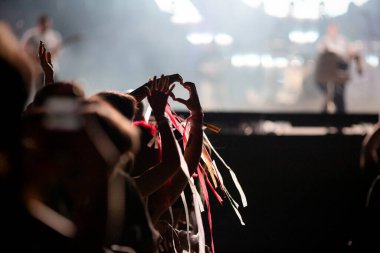 Kalabalık sahne ışıkları canlı konser yaz müzik festivali