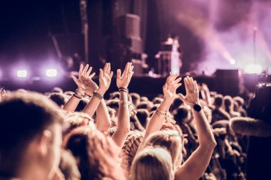 Kalabalık sahne ışıkları canlı konser yaz müzik festivali