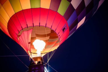 Sıcak hava balonları gece uçuyor.