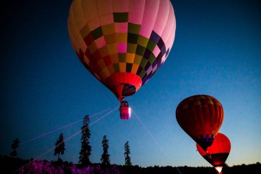 Sıcak hava balonları gece uçuyor.