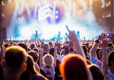 Kalabalık konser müzik festivalinde