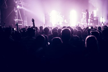 Kalabalık konser müzik festivalinde