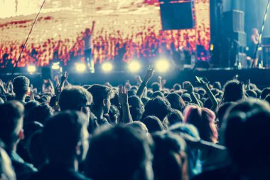 Kalabalık sahne ışıkları canlı konser yaz müzik festivali