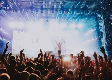 Kalabalık sahne ışıkları canlı konser yaz müzik festivali