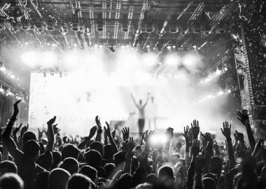Kalabalık sahne ışıkları canlı konser yaz müzik festivali