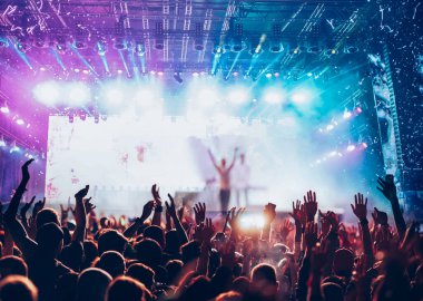 Kalabalık sahne ışıkları canlı konser yaz müzik festivali