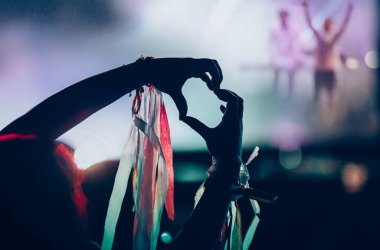 Kalabalık sahne ışıkları canlı konser yaz müzik festivali