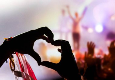 Kalabalık sahne ışıkları canlı konser yaz müzik festivali