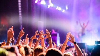 Kalabalık sahne ışıkları canlı konser yaz müzik festivali