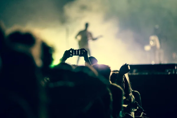 Väkijoukko Juhliminen Vaiheessa Valot Live Konsertti Kesän Musiikkifestivaali — kuvapankkivalokuva