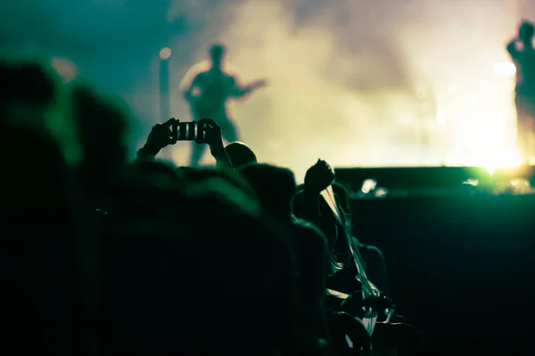 Väkijoukko Juhliminen Vaiheessa Valot Live Konsertti Kesän Musiikkifestivaali — kuvapankkivalokuva