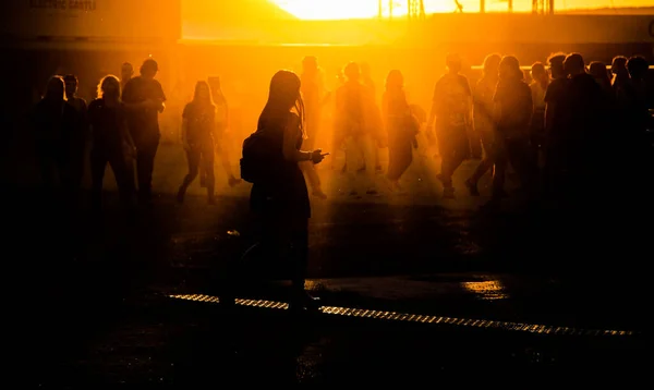 Σιλουέτες Των Ανθρώπων Που Περπατούν Στο Φεστιβάλ Ηλιοβασιλέματος — Φωτογραφία Αρχείου