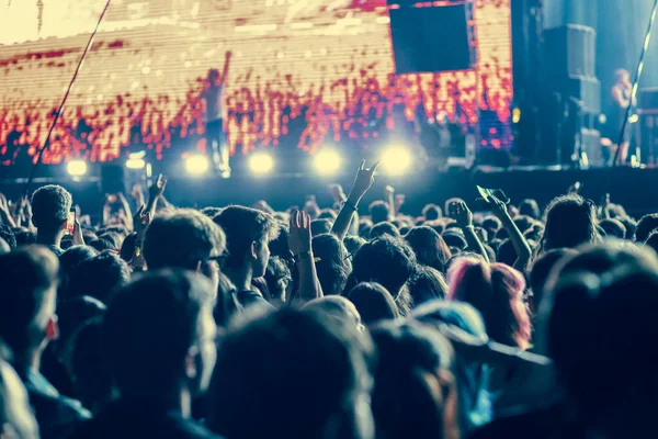 Tömeg Party Színpadi Fények Élő Koncert Nyári Zenei Fesztivál — Stock Fotó