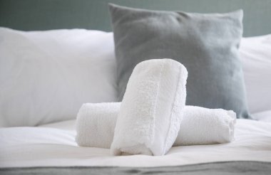 Otel odası pastel renklerde.