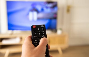Televizyon için uzaktan kumandalı el