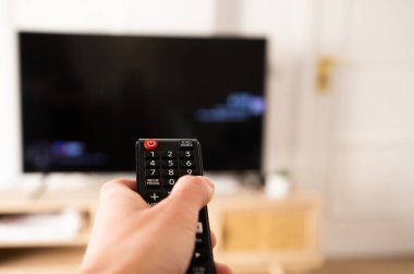 Televizyon için uzaktan kumandalı el