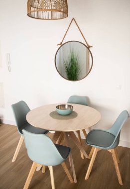 Pastel renkte yemek masası