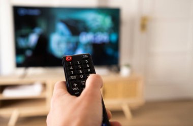 Televizyon için uzaktan kumandalı el